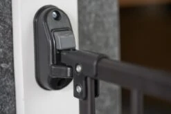 TRAPHEKJE OP WIELTJES H:80cm Br: 84 Tot130cm Git Zwart "een Inschuifbaar Traphekje Dat Rolt Op Wieltjes" -Pasgeborenen En Jonge Kinderen 1200x800 256