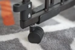 TRAPHEKJE OP WIELTJES H:80cm Br: 84 Tot130cm Git Zwart "een Inschuifbaar Traphekje Dat Rolt Op Wieltjes" -Pasgeborenen En Jonge Kinderen 1200x800 257