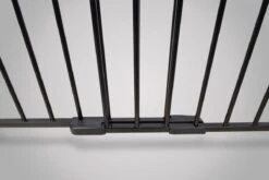 TRAPHEKJE OP WIELTJES H:80cm Br: 84 Tot130cm Git Zwart "een Inschuifbaar Traphekje Dat Rolt Op Wieltjes" -Pasgeborenen En Jonge Kinderen 1200x800 258