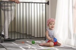 TRAPHEKJE OP WIELTJES H:80cm Br: 84 Tot130cm Git Zwart "een Inschuifbaar Traphekje Dat Rolt Op Wieltjes" -Pasgeborenen En Jonge Kinderen 1200x800 259