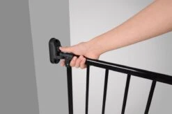 TRAPHEKJE OP WIELTJES H:80cm Br: 84 Tot130cm Git Zwart "een Inschuifbaar Traphekje Dat Rolt Op Wieltjes" -Pasgeborenen En Jonge Kinderen 1200x800 260