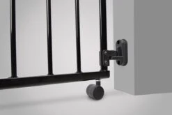 TRAPHEKJE OP WIELTJES H:80cm Br: 84 Tot130cm Git Zwart "een Inschuifbaar Traphekje Dat Rolt Op Wieltjes" -Pasgeborenen En Jonge Kinderen 1200x800 261