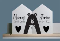 Merkloos Kraamkado Tweeling - Geboortehuis Met Namen - Tweeling Kado - Geboortetekstborden - Geboorte Decoratie - Tweeling - Geboortecadeau Tweeling - Cadeau Met Naam -Pasgeborenen En Jonge Kinderen 1200x821 3