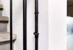 Fenss SafetyDoor Traphekje – Mat Zwart -Pasgeborenen En Jonge Kinderen 1200x830 2