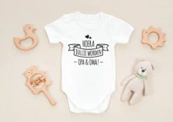 Merkloos Baby - Romper - Hoera Jullie Worden Opa & Oma ! - Maat: 68 - Korte Mouwen - Kleur: Wit - 1 Stuks
