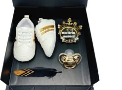 Merkloos Baby Sneakerbox Goud -Kraamcadeau Kopen - Kraamkado - Gender Reveal - Babysneakers - Zwangerschap Cadeaubox -geboortecadeau- Gouden Kraampakket Unisex - Kraamkado - Kan Ook Rechtstreeks Worden Verstuurd