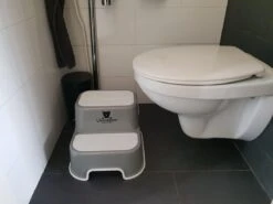 UkkieBoo Opstapje - Max 100kg - Grijs - Antislip Krukje - Wc Krukje - Kinder Opstapjes - Wc Trainer - Wc Kinderhulp - Toilet Trainer - Eerste Opstapje - Opstapje - Kruk - Opstapkrukje - Baby Opstapje - Veiligheid - Keuken Opstapje - Trapje -Pasgeborenen En Jonge Kinderen 1200x899 24