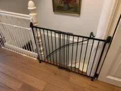 TRAPHEKJE OP WIELTJES H:80cm Br: 84 Tot130cm Git Zwart "een Inschuifbaar Traphekje Dat Rolt Op Wieltjes" -Pasgeborenen En Jonge Kinderen 1200x900 49