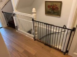 TRAPHEKJE OP WIELTJES H:80cm Br: 84 Tot130cm Git Zwart "een Inschuifbaar Traphekje Dat Rolt Op Wieltjes" -Pasgeborenen En Jonge Kinderen 1200x900 50