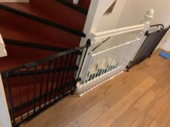 TRAPHEKJE OP WIELTJES H:80cm Br: 84 Tot130cm Git Zwart "een Inschuifbaar Traphekje Dat Rolt Op Wieltjes" -Pasgeborenen En Jonge Kinderen 1200x900 51