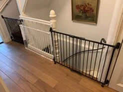 TRAPHEKJE OP WIELTJES H:80cm Br: 84 Tot130cm Git Zwart "een Inschuifbaar Traphekje Dat Rolt Op Wieltjes" -Pasgeborenen En Jonge Kinderen 1200x900 52