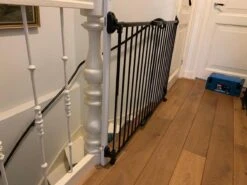 TRAPHEKJE OP WIELTJES H:80cm Br: 84 Tot130cm Git Zwart "een Inschuifbaar Traphekje Dat Rolt Op Wieltjes" -Pasgeborenen En Jonge Kinderen 1200x900 53