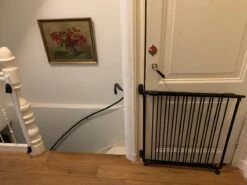 TRAPHEKJE OP WIELTJES H:80cm Br: 84 Tot130cm Git Zwart "een Inschuifbaar Traphekje Dat Rolt Op Wieltjes" -Pasgeborenen En Jonge Kinderen 1200x900 54