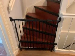 TRAPHEKJE OP WIELTJES H:80cm Br: 84 Tot130cm Git Zwart "een Inschuifbaar Traphekje Dat Rolt Op Wieltjes" -Pasgeborenen En Jonge Kinderen 1200x900 55