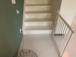 Traphek Op Wieltjes H:80 Br:84 Tot130cm Wit "een Inschuifbaar Traphekje Dat Rolt Op Wieltjes " -Pasgeborenen En Jonge Kinderen 1200x900 60