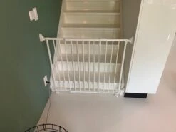 Traphek Op Wieltjes H:80 Br:84 Tot130cm Wit "een Inschuifbaar Traphekje Dat Rolt Op Wieltjes " -Pasgeborenen En Jonge Kinderen 1200x900 61