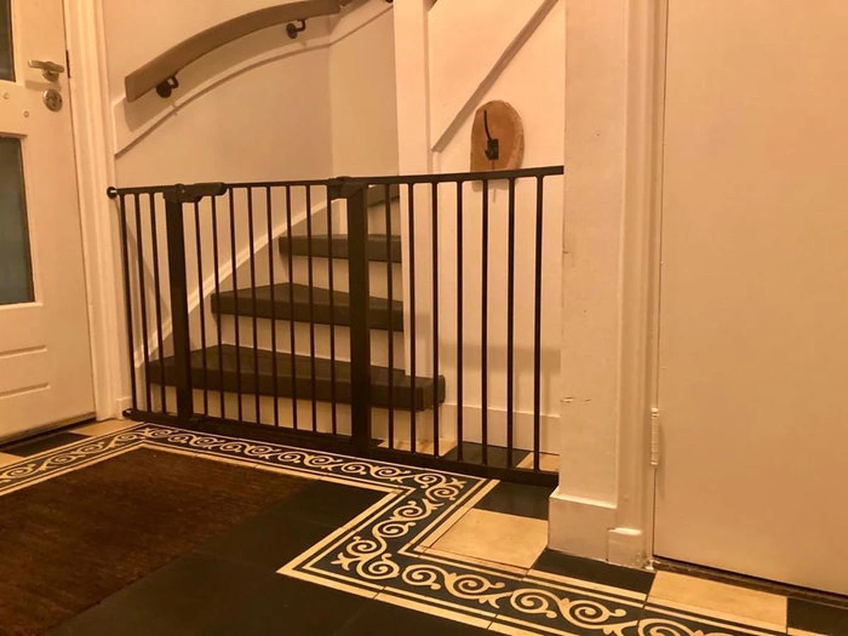 BabyDan Traphek Deurhek Klemhek Premier All In One Max. 151cm - ZWART Incl Wallcups - Metaal - 73cm Hoog - Traphek Zonder Boren - Klembevestiging – Veiligheidshek - Max. Secure Gate – Eenvoudig Te Installeren - 2 Kanten Openen 5 BabyDan Traphek Deurhek Klemhek Premier All In One Max. 151cm - ZWART Incl Wallcups - Metaal - 73cm Hoog - Traphek Zonder Boren - Klembevestiging – Veiligheidshek - Max. Secure Gate – Eenvoudig Te Installeren - 2 Kanten Openen - Afbeelding 5