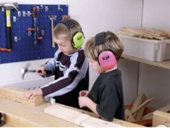 Gehoorkap 3M Peltor KID Neonroze Met Hoofdband - Voor Kids -Pasgeborenen En Jonge Kinderen 1200x905 2