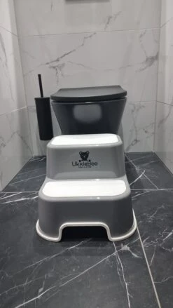 UkkieBoo Opstapje - Max 100kg - Grijs - Antislip Krukje - Wc Krukje - Kinder Opstapjes - Wc Trainer - Wc Kinderhulp - Toilet Trainer - Eerste Opstapje - Opstapje - Kruk - Opstapkrukje - Baby Opstapje - Veiligheid - Keuken Opstapje - Trapje -Pasgeborenen En Jonge Kinderen 675x1200 3