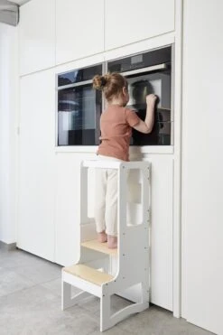 Leertoren / Keukenhulp / Opstapje Montessori - In Hoogte Verstelbaar - Wit/berk 21 Leertoren / Keukenhulp / Opstapje Montessori - In Hoogte Verstelbaar - Wit/berk -Pasgeborenen En Jonge Kinderen 799x1200 15