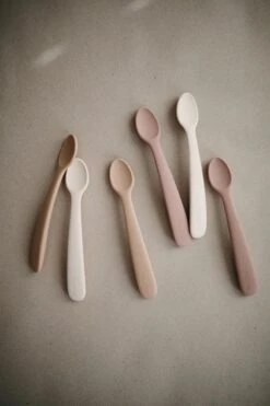 Siliconen Babylepel - Mushie - BPA Vrij - Set 2 - Zand & Cambridge Blauw -Pasgeborenen En Jonge Kinderen 799x1200 36