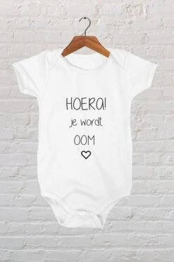 Hospitrix Baby Rompertje Met Tekst HOERA! Je Wordt Oom | Korte Mouw | Cadeau Voor Zwangerschap | Bekendmaking | Aankondiging | Aanstaande Moeder | Moederdag