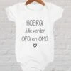 Hospitrix Baby Rompertje Met Tekst HOERA! Jullie Worden Opa En Oma | Korte Mouw | Cadeau Voor Zwangerschap | Bekendmaking | Aankondiging | Aanstaande Moeder | Moederdag