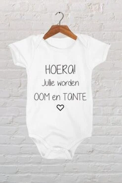 Hospitrix Baby Rompertje Met Tekst HOERA! Jullie Worden Oom En Tante | Korte Mouw | Cadeau Voor Zwangerschap | Bekendmaking | Aankondiging | Aanstaande Moeder | Moederdag