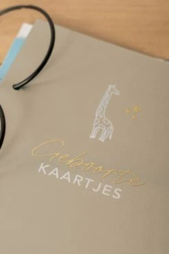 Bewaarbundel Geboorte Kaartjes - Great Memories - Zand - Design Giraf Met Goudfolie -Pasgeborenen En Jonge Kinderen 800x1200 58