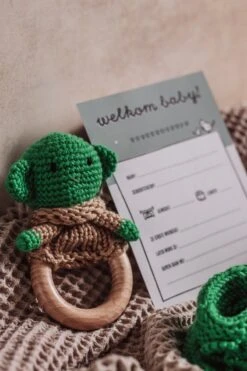 Baby Rammelaar - Baby Yoda Met Zachte Schoentjes Geschenkset Met Geboortekaart Baby - Kraamcadeau Unisex Jongen Meisje - Baby Cadeau - Geboorte Cadeau - Babyshower - Baby Geschenkset - Kraamcadeau - Kraampakket -Pasgeborenen En Jonge Kinderen 800x1200 77