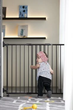 TRAPHEKJE OP WIELTJES H:80cm Br: 84 Tot130cm Git Zwart "een Inschuifbaar Traphekje Dat Rolt Op Wieltjes" -Pasgeborenen En Jonge Kinderen 800x1200 89