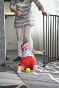 TRAPHEKJE OP WIELTJES H:80cm Br: 84 Tot130cm Git Zwart "een Inschuifbaar Traphekje Dat Rolt Op Wieltjes" -Pasgeborenen En Jonge Kinderen 800x1200 90