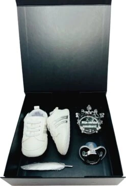 Merkloos Kraamcadeau - Baby Sneakerbox - Kraamcadeau Unisex - Babysneakers - Rechtstreeks Versturen Mogeijk -Pasgeborenen En Jonge Kinderen 814x1200 4