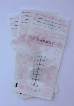 Merkloos Moedermelk Bewaarzakjes - Borstvoeding Bewaarzakje - 210 Ml - 25 Stuks - Steriel - Makkelijk Etiketteren -Pasgeborenen En Jonge Kinderen 845x1200 1