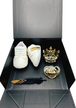 Merkloos Baby Sneakerbox Goud -Kraamcadeau Kopen - Kraamkado - Gender Reveal - Babysneakers - Zwangerschap Cadeaubox -geboortecadeau- Gouden Kraampakket Unisex - Kraamkado - Kan Ook Rechtstreeks Worden Verstuurd -Pasgeborenen En Jonge Kinderen 846x1200 2
