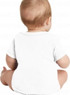 Merkloos IK BEN DIT JAAR HET MOOISTE CADEAUTJE Uniseks Baby Romper - Wit Met Zwart - Maat 68 - Regular Fit | Normale Pasvorm - Korte Mouwen - Ronde Halsopening - Voor Jongens & Meisjes - Grappige Designs | Teksten - Leuke Rompers - Humor - Cadeau -Pasgeborenen En Jonge Kinderen 884x1200 4