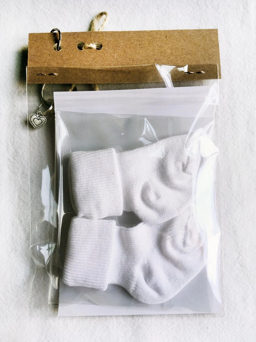 Kiekeboe! Jullie Worden Opa En Oma, Kadootje Met Babysokjes En Sleutelhanger Met Bedelhart, Verrassing, Zwangerschap, Zwanger, Baby, 2 Kiekeboe! Jullie Worden Opa En Oma, Kadootje Met Babysokjes En Sleutelhanger Met Bedelhart, Verrassing, Zwangerschap, Zwanger, Baby, - Afbeelding 2