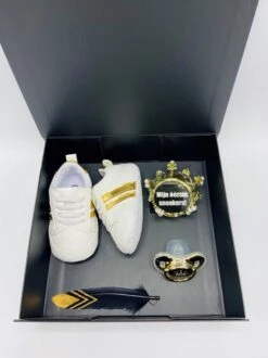Merkloos Baby Sneakerbox Goud -Kraamcadeau Kopen - Kraamkado - Gender Reveal - Babysneakers - Zwangerschap Cadeaubox -geboortecadeau- Gouden Kraampakket Unisex - Kraamkado - Kan Ook Rechtstreeks Worden Verstuurd -Pasgeborenen En Jonge Kinderen 899x1200 39