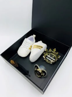 Merkloos Baby Sneakerbox Goud -Kraamcadeau Kopen - Kraamkado - Gender Reveal - Babysneakers - Zwangerschap Cadeaubox -geboortecadeau- Gouden Kraampakket Unisex - Kraamkado - Kan Ook Rechtstreeks Worden Verstuurd -Pasgeborenen En Jonge Kinderen 899x1200 40