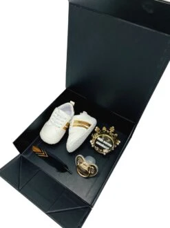 Merkloos Baby Sneakerbox Goud -Kraamcadeau Kopen - Kraamkado - Gender Reveal - Babysneakers - Zwangerschap Cadeaubox -geboortecadeau- Gouden Kraampakket Unisex - Kraamkado - Kan Ook Rechtstreeks Worden Verstuurd -Pasgeborenen En Jonge Kinderen 899x1200 41