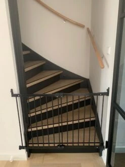 SaftetyThings FLEXIFIT ZWART Traphekje, Voor Boven En Onder Aan De Trap ZONDER DREMPELTJE Van 67cm Tot 105.5 Cm 21 SaftetyThings FLEXIFIT ZWART Traphekje, Voor Boven En Onder Aan De Trap ZONDER DREMPELTJE Van 67cm Tot 105.5 Cm -Pasgeborenen En Jonge Kinderen 900x1200 35