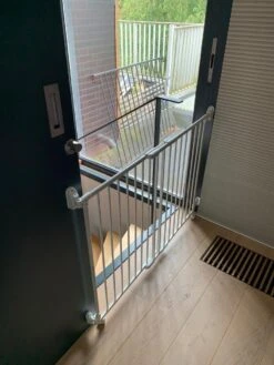 Traphek Op Wieltjes H:80 Br:84 Tot130cm Wit "een Inschuifbaar Traphekje Dat Rolt Op Wieltjes " -Pasgeborenen En Jonge Kinderen 900x1200 39