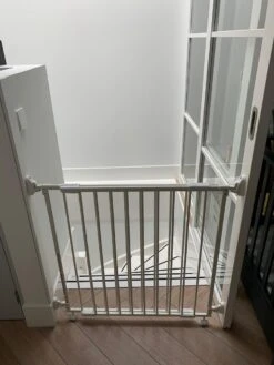 Traphek Op Wieltjes H:80 Br:84 Tot130cm Wit "een Inschuifbaar Traphekje Dat Rolt Op Wieltjes " -Pasgeborenen En Jonge Kinderen 900x1200 40