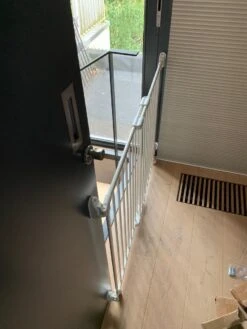 Traphek Op Wieltjes H:80 Br:84 Tot130cm Wit "een Inschuifbaar Traphekje Dat Rolt Op Wieltjes " -Pasgeborenen En Jonge Kinderen 900x1200 41