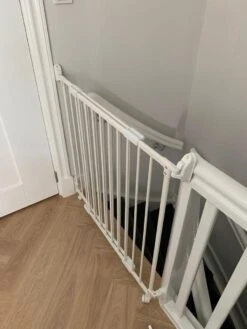 Traphek Op Wieltjes H:80 Br:84 Tot130cm Wit "een Inschuifbaar Traphekje Dat Rolt Op Wieltjes " -Pasgeborenen En Jonge Kinderen 900x1200 42