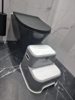 UkkieBoo Opstapje - Max 100kg - Grijs - Antislip Krukje - Wc Krukje - Kinder Opstapjes - Wc Trainer - Wc Kinderhulp - Toilet Trainer - Eerste Opstapje - Opstapje - Kruk - Opstapkrukje - Baby Opstapje - Veiligheid - Keuken Opstapje - Trapje -Pasgeborenen En Jonge Kinderen 900x1200 57
