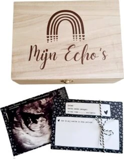Echo Bewaarkistje Incl. Baby Echo Invul Kaarten - MammaZenn - Baby Echo Bewaardoos - Baby Echo Cadeau Kistje Met Kaarten - Baby Echo Boekje 13 Echo Bewaarkistje Incl. Baby Echo Invul Kaarten - MammaZenn - Baby Echo Bewaardoos - Baby Echo Cadeau Kistje Met Kaarten - Baby Echo Boekje -Pasgeborenen En Jonge Kinderen 935x1200 3