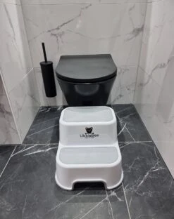 UkkieBoo Opstapje - Max 100kg - Wit - Antislip Krukje - 38x34x14/26 - Wc Krukje - Kinder Opstapjes - Wc Trainer - Wc Kinderhulp - Toilet Trainer - Huishoudtrap - Opstapje - Kruk - Opstapkrukje - Baby Opstapje - Veilig - Keuken Opstapje - Trapje -Pasgeborenen En Jonge Kinderen 949x1200 1
