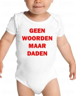 Merkloos GEEN WOORDEN MAAR DADEN Uniseks Baby Romper - Wit Met Rood - Maat 92 - Korte Mouwen - Ronde Hals - Normale Pasvorm - Voor Zowel Jongens Als Meisjes - Feyenoord - 010 Rotterdam - Legioen - Hand In Hand Kameraden - Original Kwoots - Cadeau