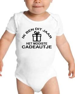 Merkloos IK BEN DIT JAAR HET MOOISTE CADEAUTJE Uniseks Baby Romper - Wit Met Zwart - Maat 68 - Regular Fit | Normale Pasvorm - Korte Mouwen - Ronde Halsopening - Voor Jongens & Meisjes - Grappige Designs | Teksten - Leuke Rompers - Humor - Cadeau